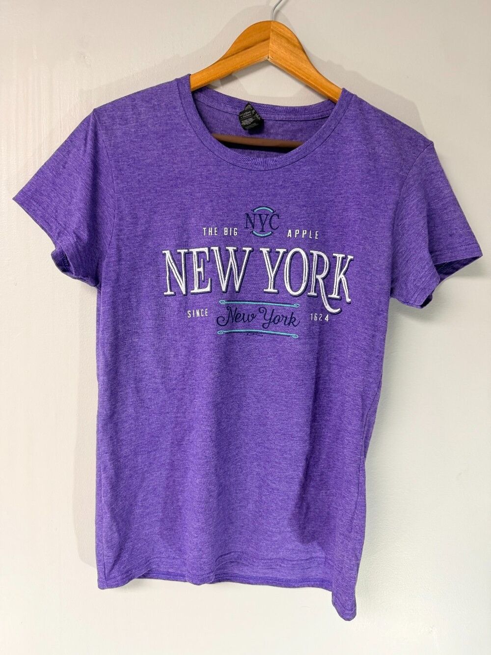 Anvil New York NYC The Big Apple Women's Medium Purple Graphic T-Shirt